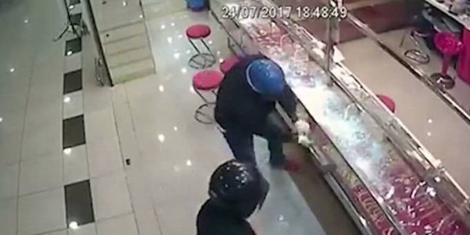 Грабители, вооружённые кувалдами не смогли ограбить ювелирный магазин в Малайзии. (Видео)