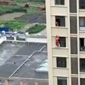 Операция спасения подростка, собравшегося прыгнуть с 12-ого этажа попала на видео камеру в Китае. (Видео)