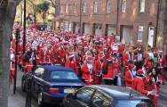 Тысячи разнополых «Санта - Клаусов» вышли на улицы Вуллонгонга, Лондона и Нью - Йорка + зомби вечеринка в Австралии (Видео) 51