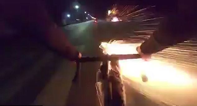 Велосипедист расстрелял фейерверками мотоциклистов в Италии (Видео)