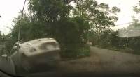 Водитель внедорожника оказался в кювете, выполнив «молниеносный» манёвр во Вьетнаме (Видео)