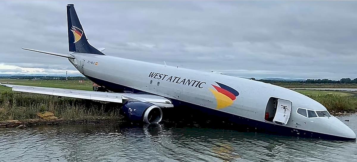 Грузовой самолёт чудом не утонул в озере во Франции