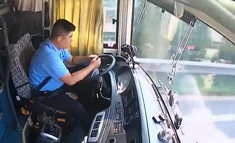 Скучающий водитель автобуса поиграл с ручкой и догнал поток машин в Китае ▶