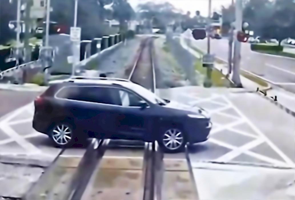Водитель не стал царапать свой автомобиль о шлагбаум и перекрыл движение поезду во Флориде