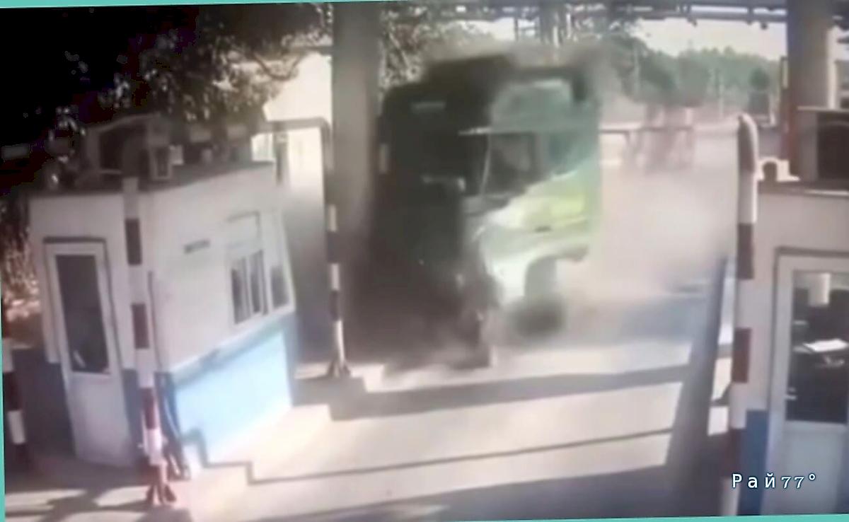 Грузовик лишился кабины, проезжая через терминал ▶️