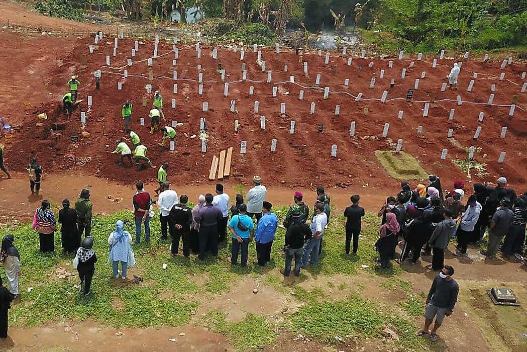 Нарушителей масочного режима приговорили к копанию могил в Индонезии