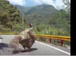 Валун чуть не расплющил автомобиль во время землетрясения в заповеднике на Тайване ▶