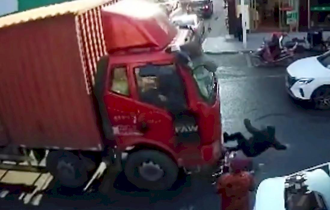Водитель легковушки спас сбитого грузовиком инвалида в Китае