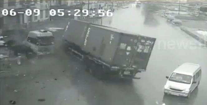 Водитель легковушки стал виновником столкновения двух фур в Китае (Видео)