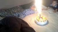 Беспечные родители сурово поздравили своего сына, положив торт в постель к имениннику (Видео)