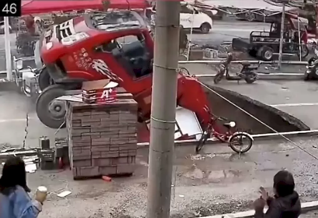 Дорожное покрытие не выдержало веса грузовика в КНР