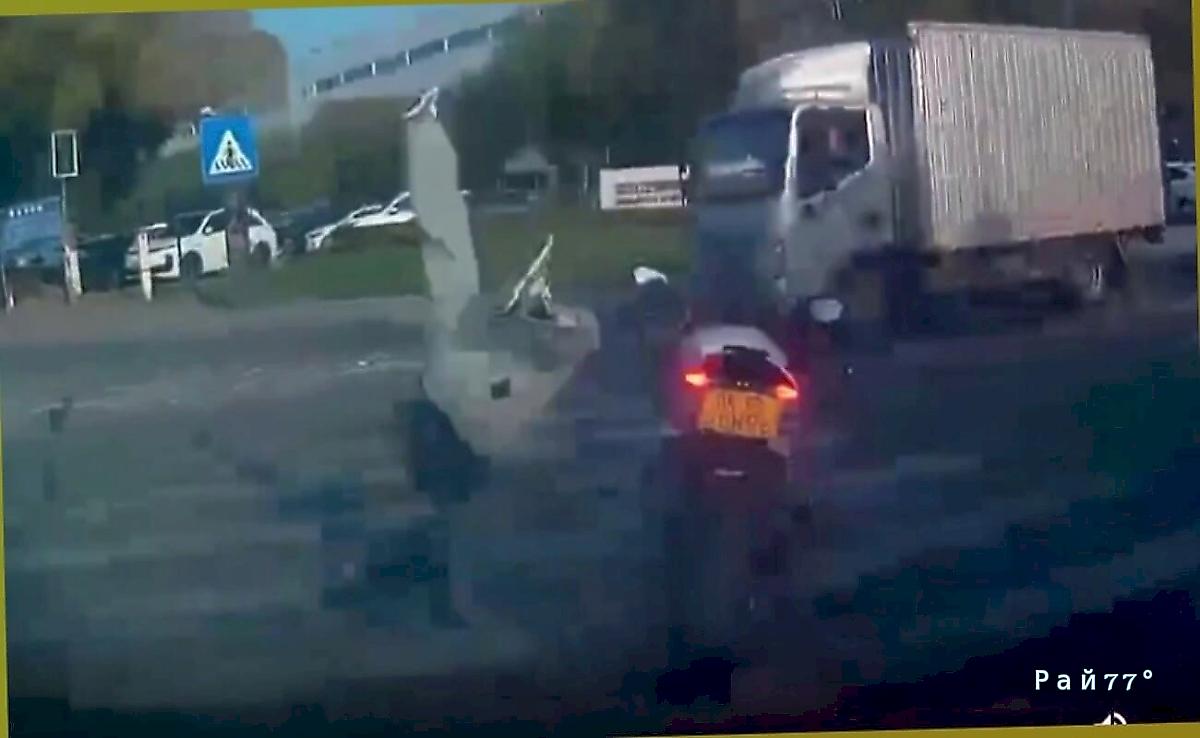 Мотоциклист не успел проскочить и отскочил от легковушки, поразив другого байкера ▶️