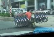 Мотоциклист с 16-ю велосипедами на борту был замечен на китайской магистрали (Видео)