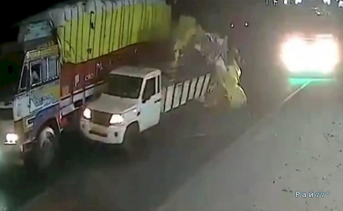 Пикап не довёз фрукты и врезался в сдающий задним ходом грузовик ▶️