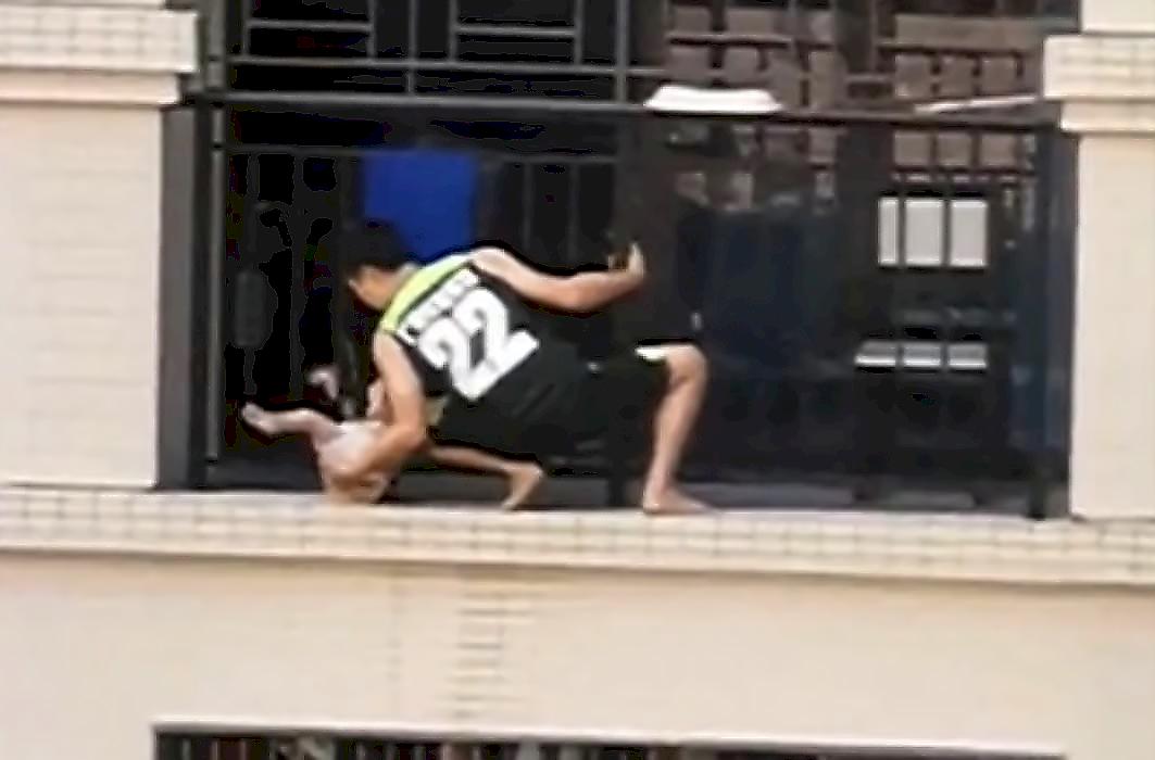 Сосед спас ребёнка, застрявшего головой в перилах балкона на 7-м этаже в китайской многоэтажке