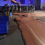 Тонна шоколада, вытекшего из резервуара, парализовала движение возле кондитерской фабрики в Германии