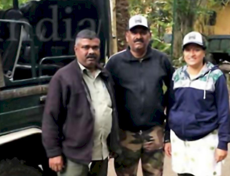 Водитель сафари-мобиля чудом спас туристов и уехал от разъярённого слона