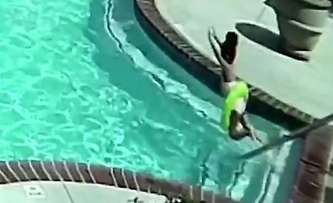 10-летняя девочка спасла свою сестру, лежащую на дне бассейна ▶