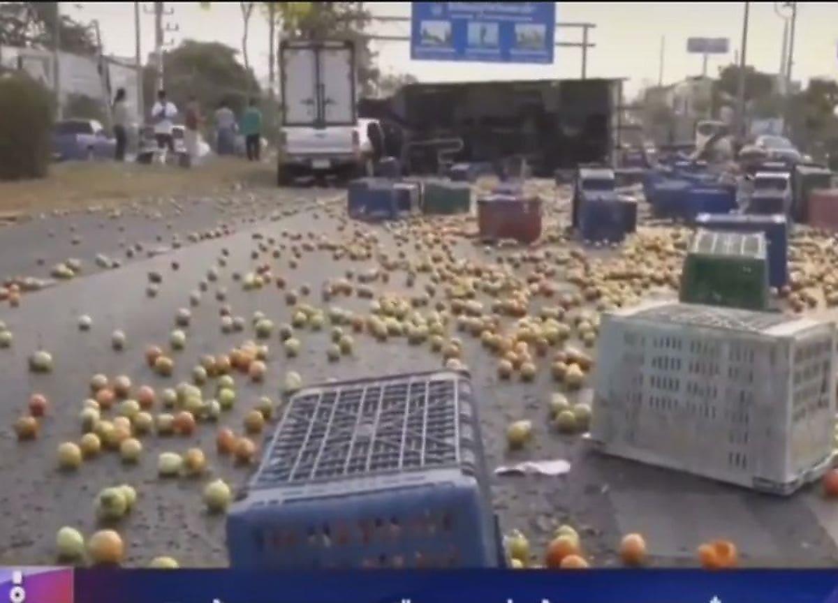 Грузовик с помидорами опрокинулся на тайской магистрали