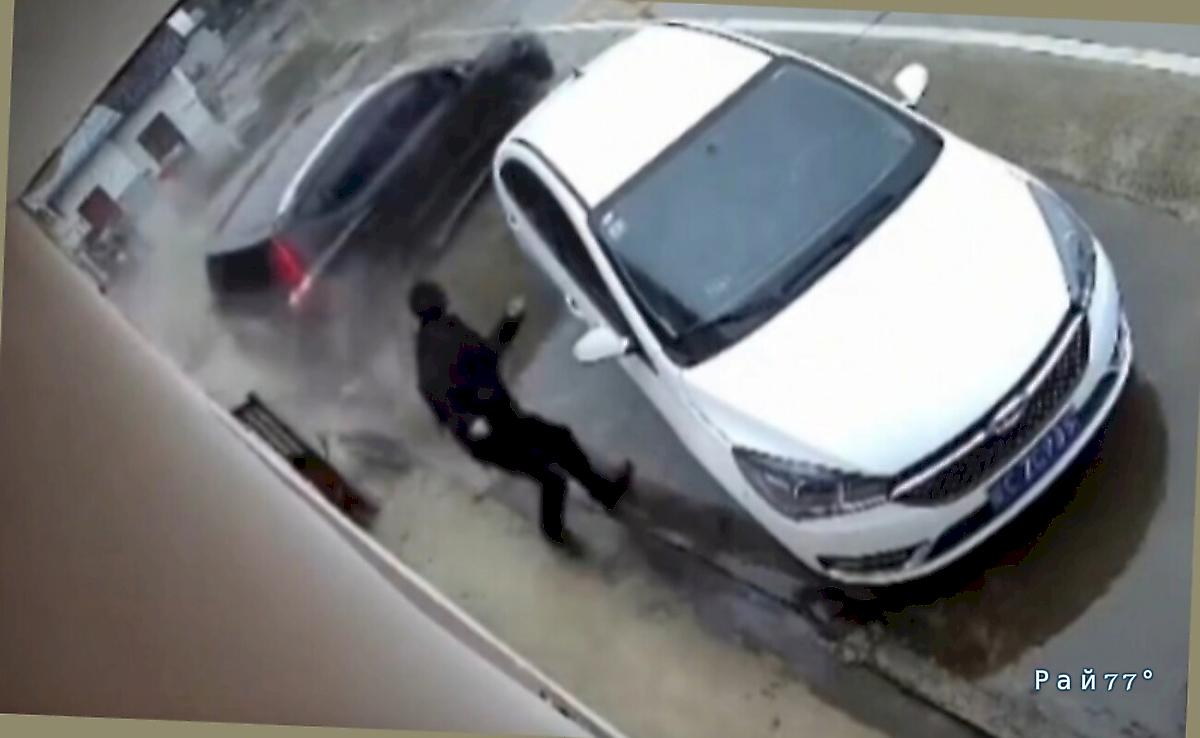 Китаец увернулся от летящего автомобиля ▶️ Китаец увернулся от летящего автомобиля ▶️