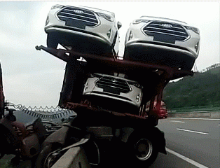 Китайский автовоз чудом не сорвался в пропасть и завис на высоте 150 метров над землёй