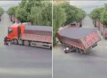 Мотоциклист чудом не угодил под объезжающий его грузовик