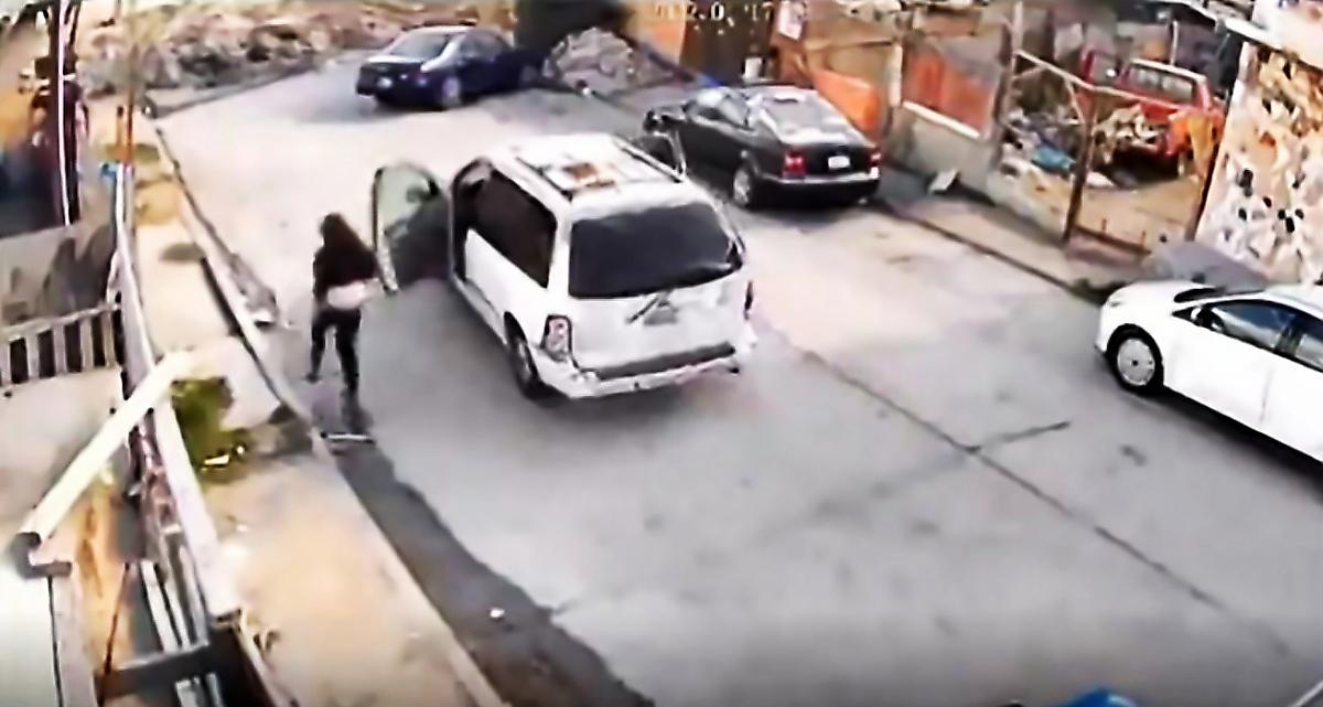 Неумелая автомобилистка курьёзно лишилась легковушки и попала на видео в Мексике
