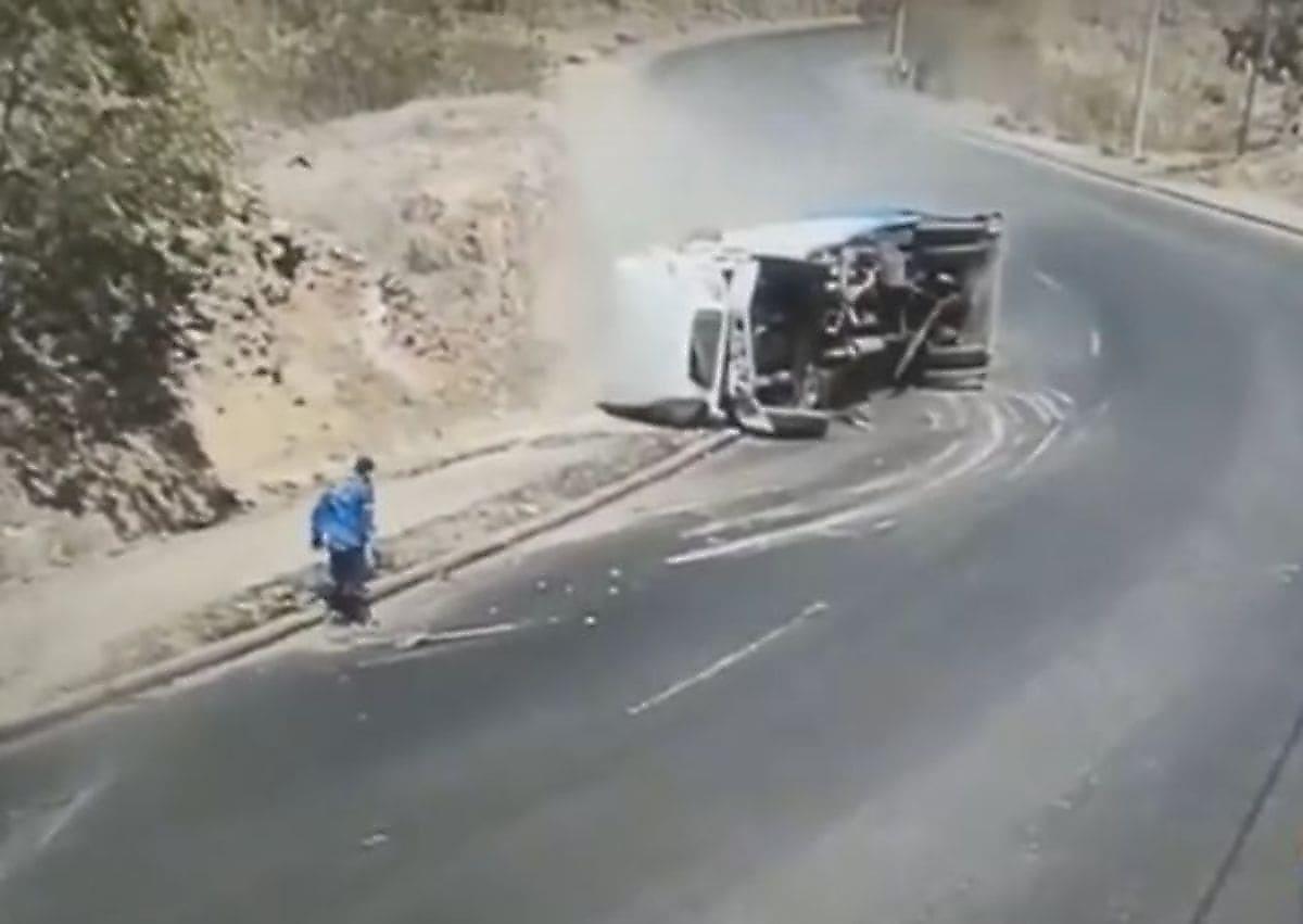 Работник мусорной компании пережил крушение грузовика в Чили