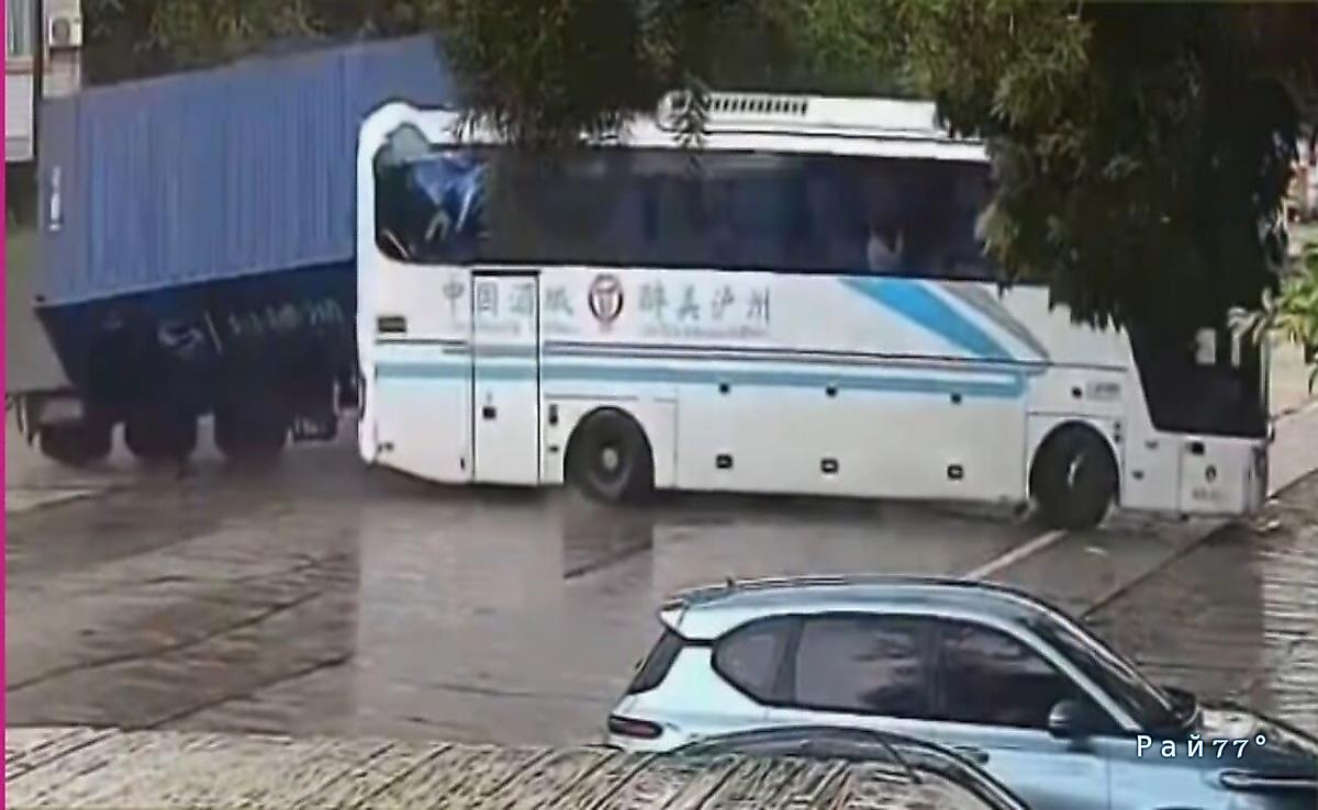 Водитель автобуса не успел проскочить перед контейнеровозом Водитель автобуса не успел проскочить перед контейнеровозом