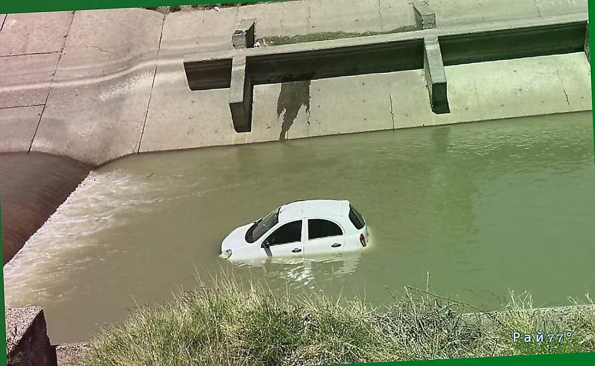 Водитель легковушки спас велосипедиста, но утопил свой автомобиль ▶️