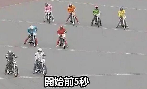 Восемь мотогонщиков по фамилии Судзуки приняли участие в японском мотозаезде ▶