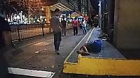 Бездомный ребёнок, заснувший в обнимку с собакой на тротуаре, был запечатлён в Маниле 1