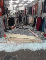 Двое преступников, скрываясь от полицейских на угнанной машине, протаранили магазин одежды в Бирмингеме ▶ 0
