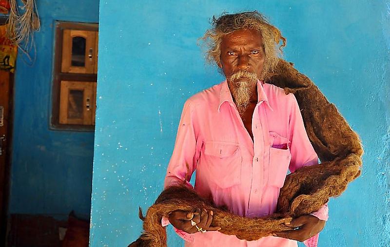 Набожный индиец 40 лет выращивал и не мыл дреды на своей голове ▶