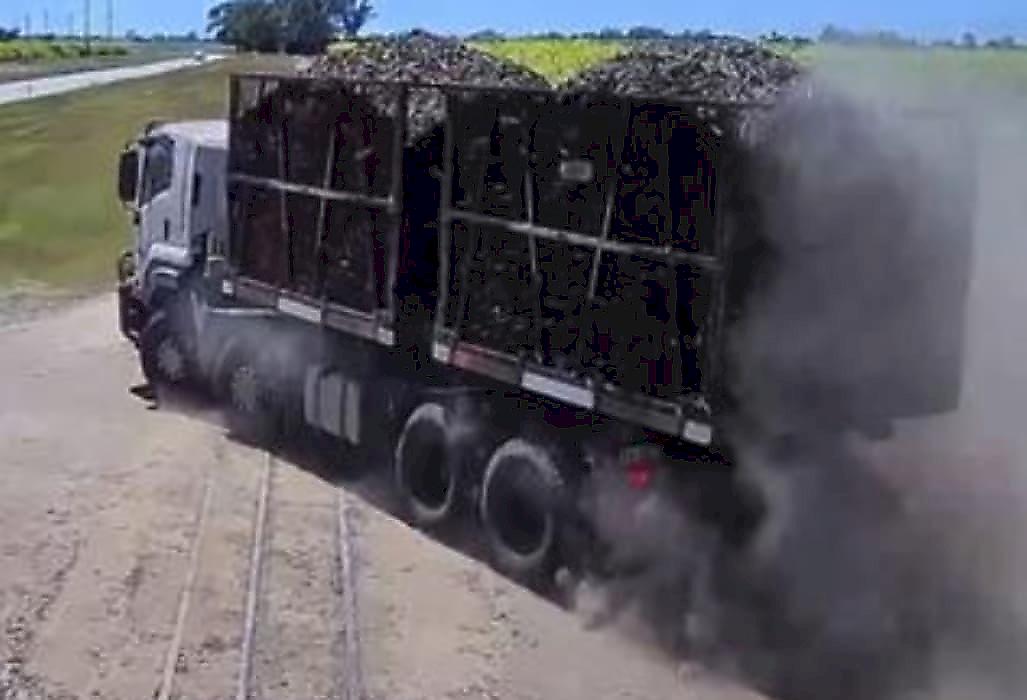 Перевозившие сахарный тростник поезд и грузовик столкнулись в Австралии