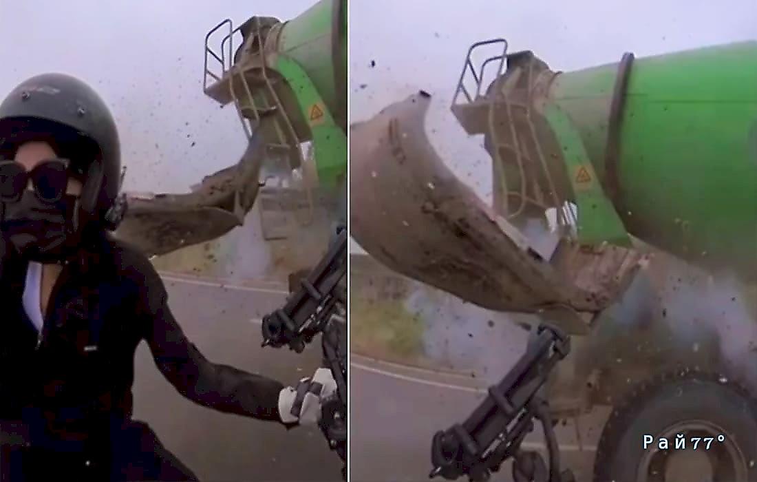 Мотоциклистка чудом увернулась от жёлоба, отлетевшего от бетономешалки: видео