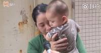 Полицейские успели поймать ребёнка, выпавшего из окна дома в Китае (Видео) 1