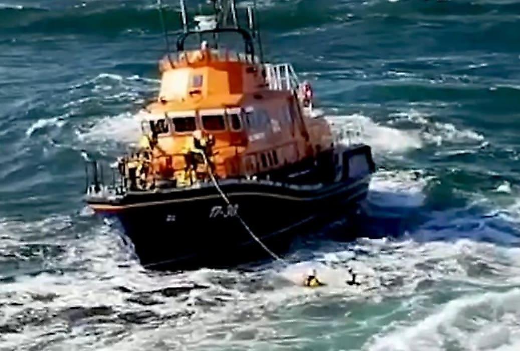 Спасатели вытащили подростка из бушующего моря в Ирландии - видео