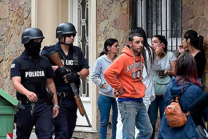 Уругвайский неадекват взял в заложники бывшую подругу и 9 работников парикмахерской ▶