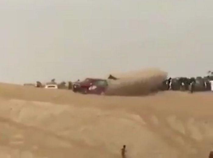 Арабский дрифтер «накормил» песком толпу, собравшуюся на автошоу в пустыне ▶