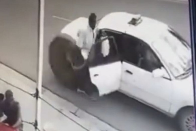 Грузовая покрышка поразила клиента такси и оторвала дверь у автомобиля (Видео)