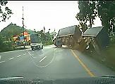 Рискованный манёвр водителя привёл к опрокидыванию грузовика с прицепом в Тайланде ▶
