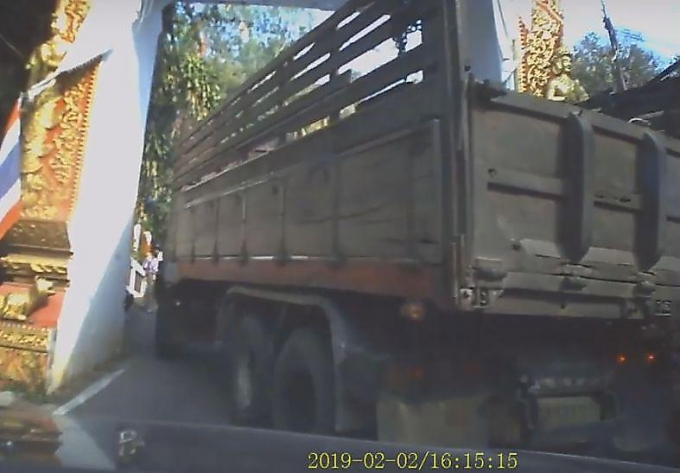 Водитель легковушки избежал столкновения с неуправляемым грузовиком в Тайланде ▶
