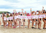 1800 женщин обнажились на пляже в Ирландии в рамках благотворительной акции ▶ 0