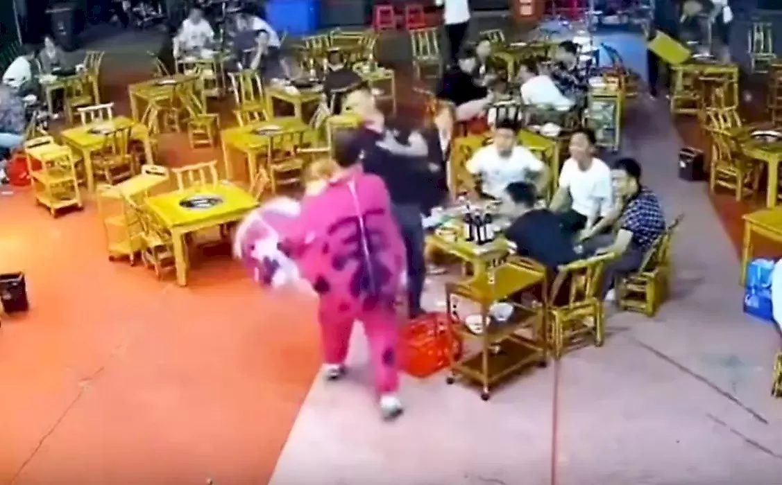 Банкет в кафе закончился мордобоем с человеком-лягушкой - видео