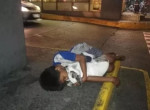 Бездомный ребёнок, заснувший в обнимку с собакой на тротуаре, был запечатлён в Маниле 0