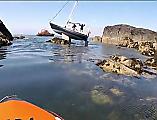 Яхта с двумя туристами на борту застряла на скалах у побережья Уэльса ▶