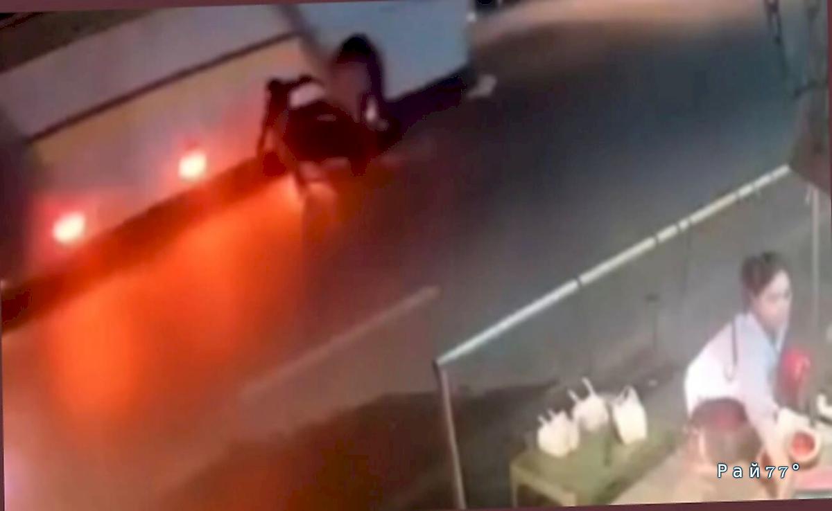 Рассеянность мотоциклиста чудом не стоила ему жизни во Вьетнаме Рассеянность мотоциклиста чудом не стоила ему жизни во Вьетнаме