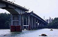 Судно-контейнеровоз обрушило часть моста в Китае: видео 2