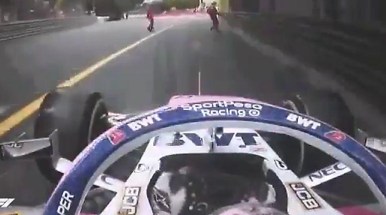 Автогонщик чуть не сбил двух сотрудников трассы во время заезда «Формулы-1» в Монако ▶